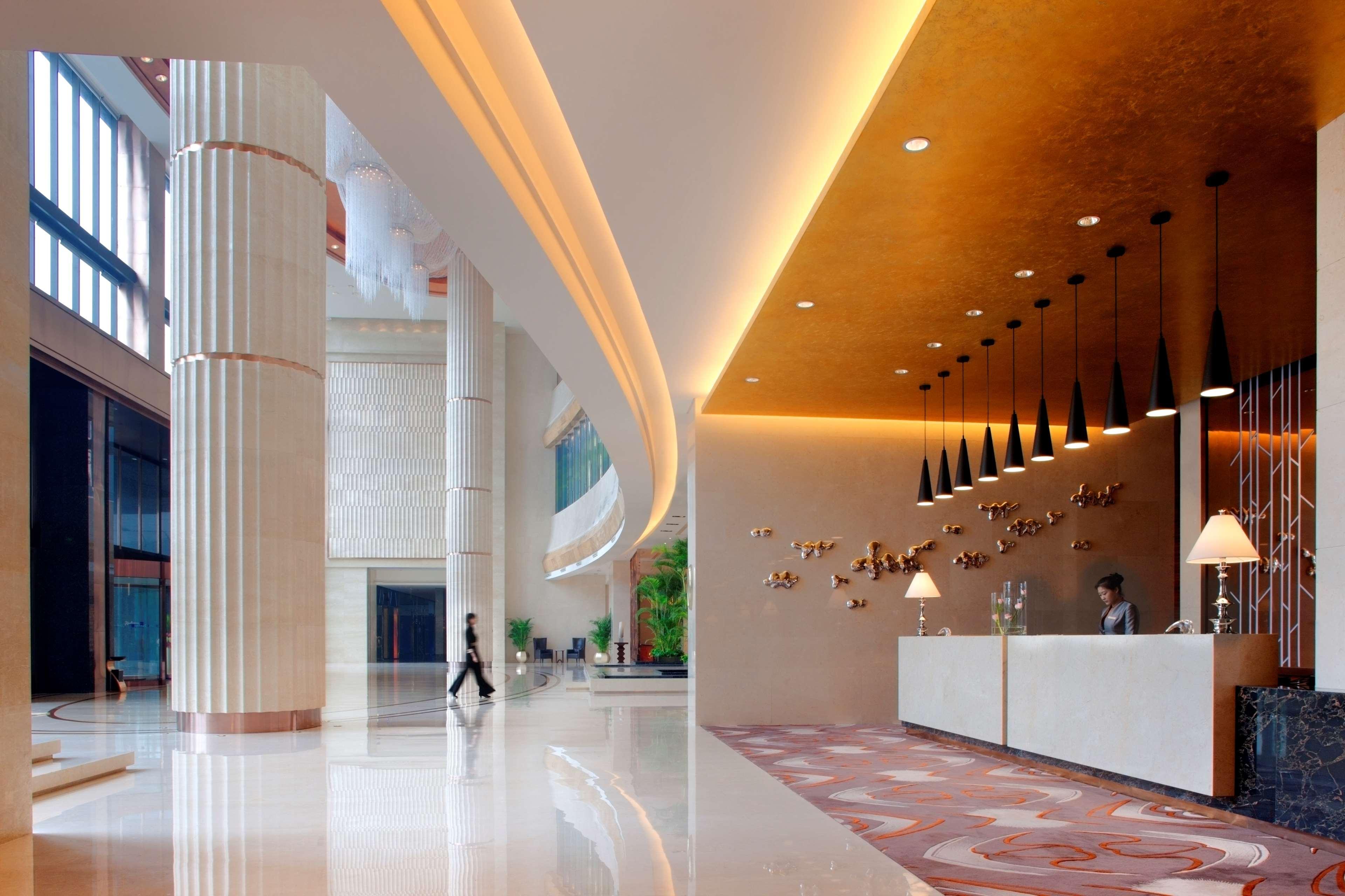 Radisson Blu Plaza Chongqing - Free 2 Bottle Of Local Beer Per Room During Stay Интерьер фото