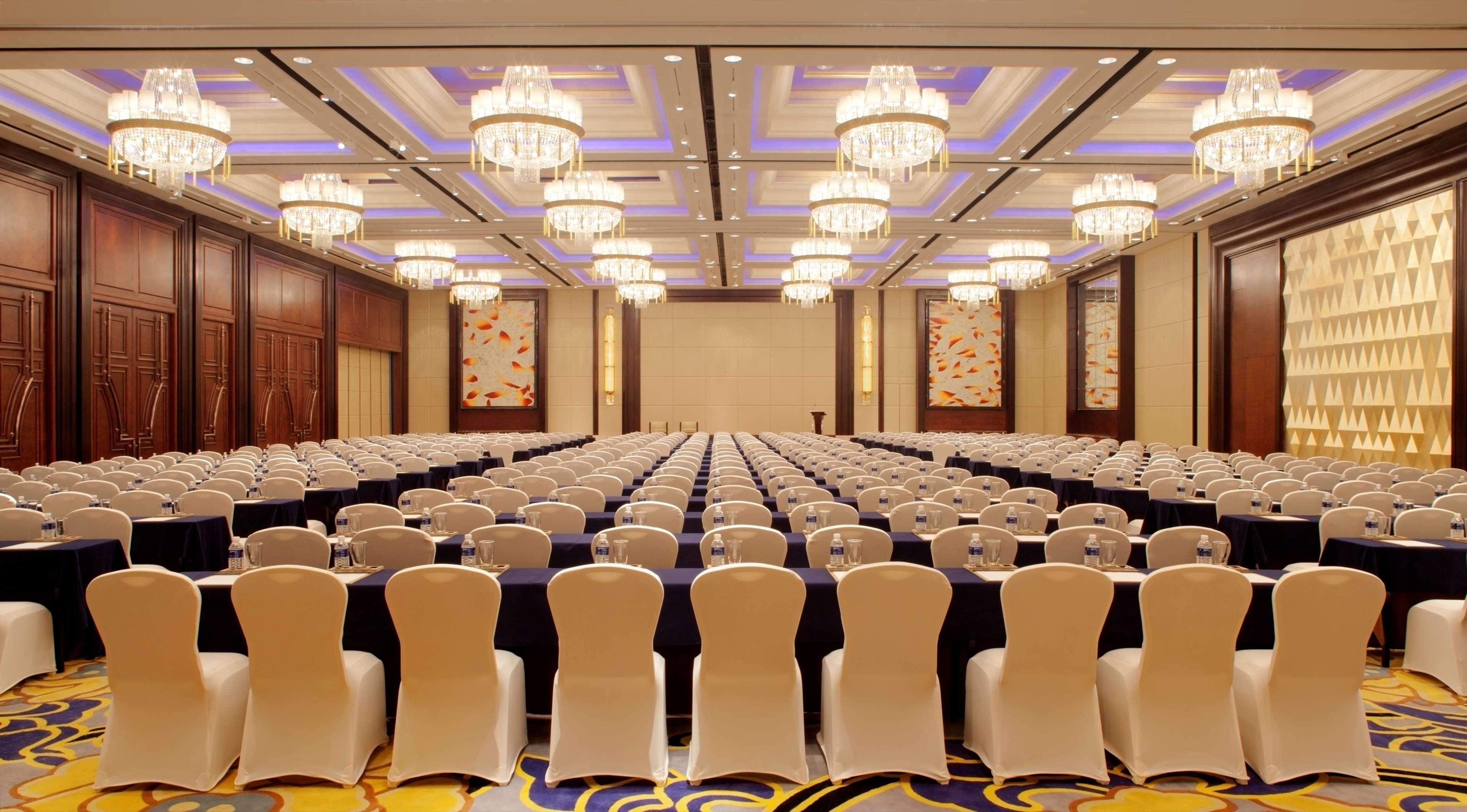 Radisson Blu Plaza Chongqing - Free 2 Bottle Of Local Beer Per Room During Stay Экстерьер фото