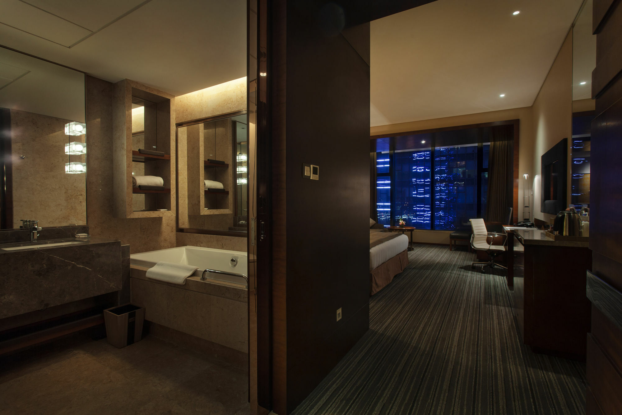 Radisson Blu Plaza Chongqing - Free 2 Bottle Of Local Beer Per Room During Stay Экстерьер фото