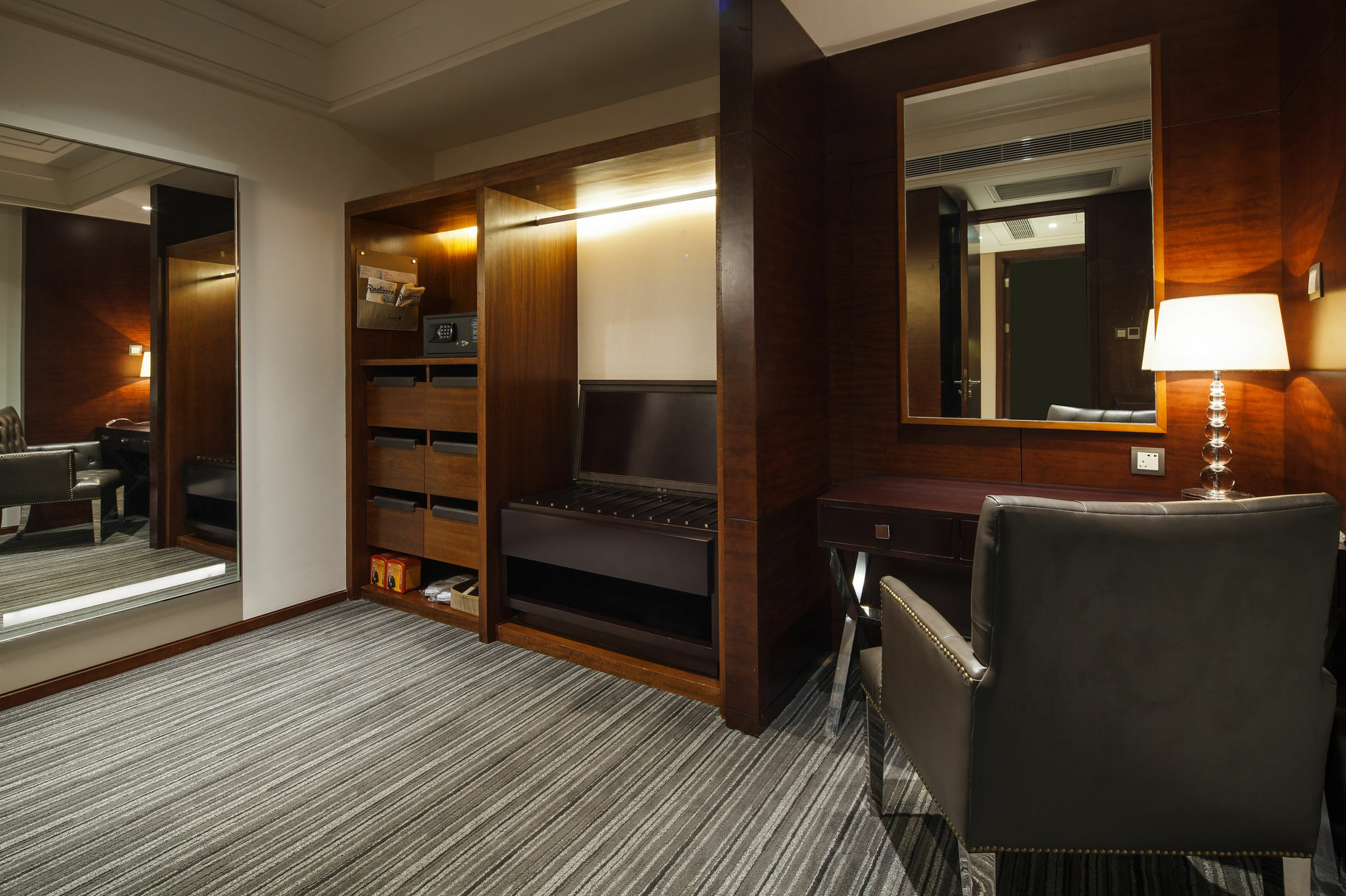 Radisson Blu Plaza Chongqing - Free 2 Bottle Of Local Beer Per Room During Stay Экстерьер фото